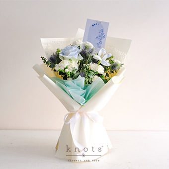 Leal Cancer (Blue Sprayed Ecuadorian Rose Bouquet)