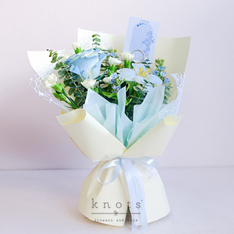 Leal Cancer (Blue Sprayed Ecuadorian Rose Bouquet)