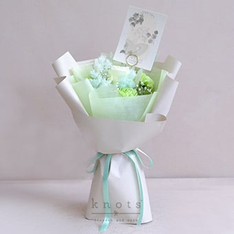 Pan's Refuge Capricorn (White Rose Bouquet)