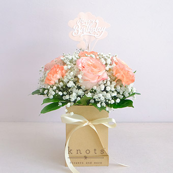 Keepsakes & Well Wishes (Ecuadorian Roses Boxed Arrangment)