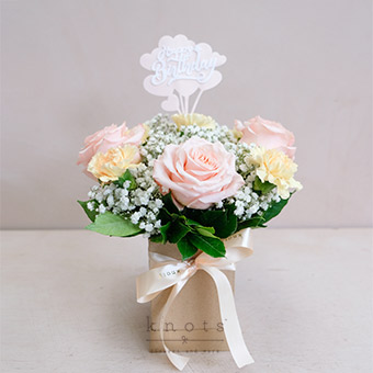 Keepsakes & Well Wishes (Ecuadorian Roses Boxed Arrangment)