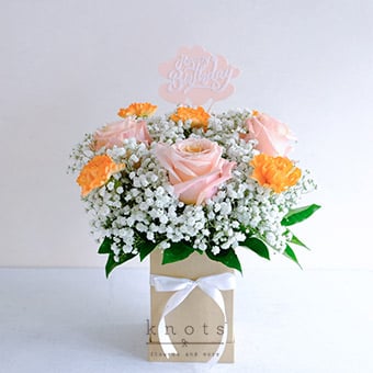 Keepsakes & Well Wishes (Ecuadorian Roses Boxed Arrangment)