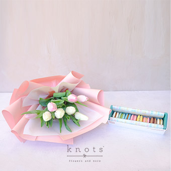 Way to Your Heart (8 Tulips & French Macarons)