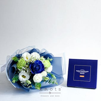 Moonlight Desire (Blue Ecuadorian Rose Bouquet w/ Chocolates)