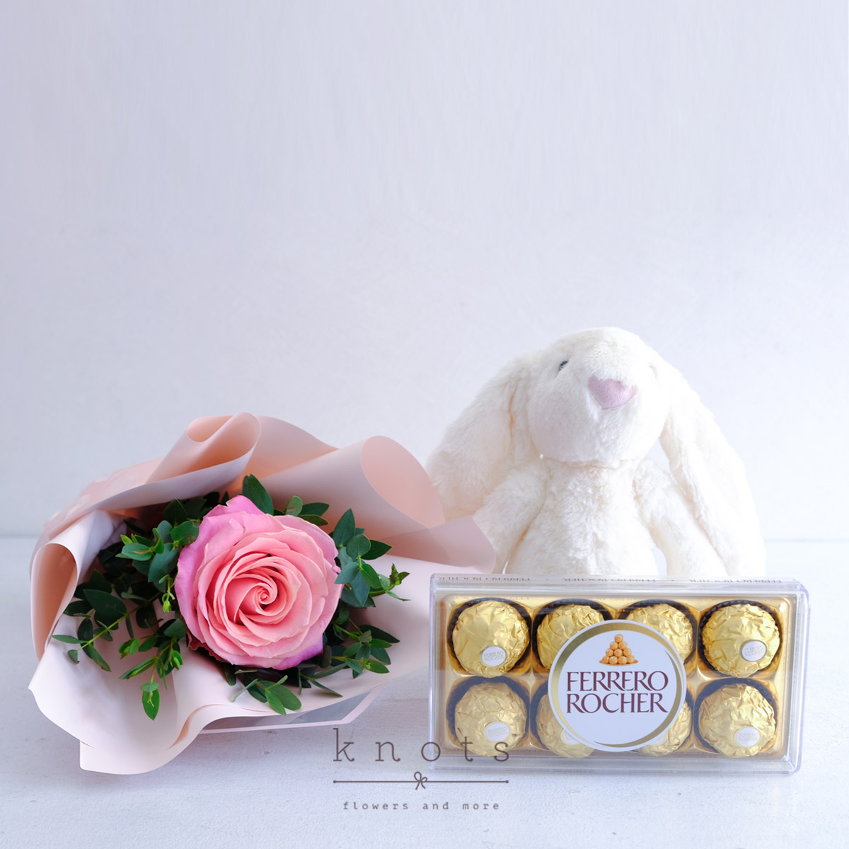 Cuddle & Sweets (Pink Ecuadorian Rose with Cuddly and Ferrero Chocolate)