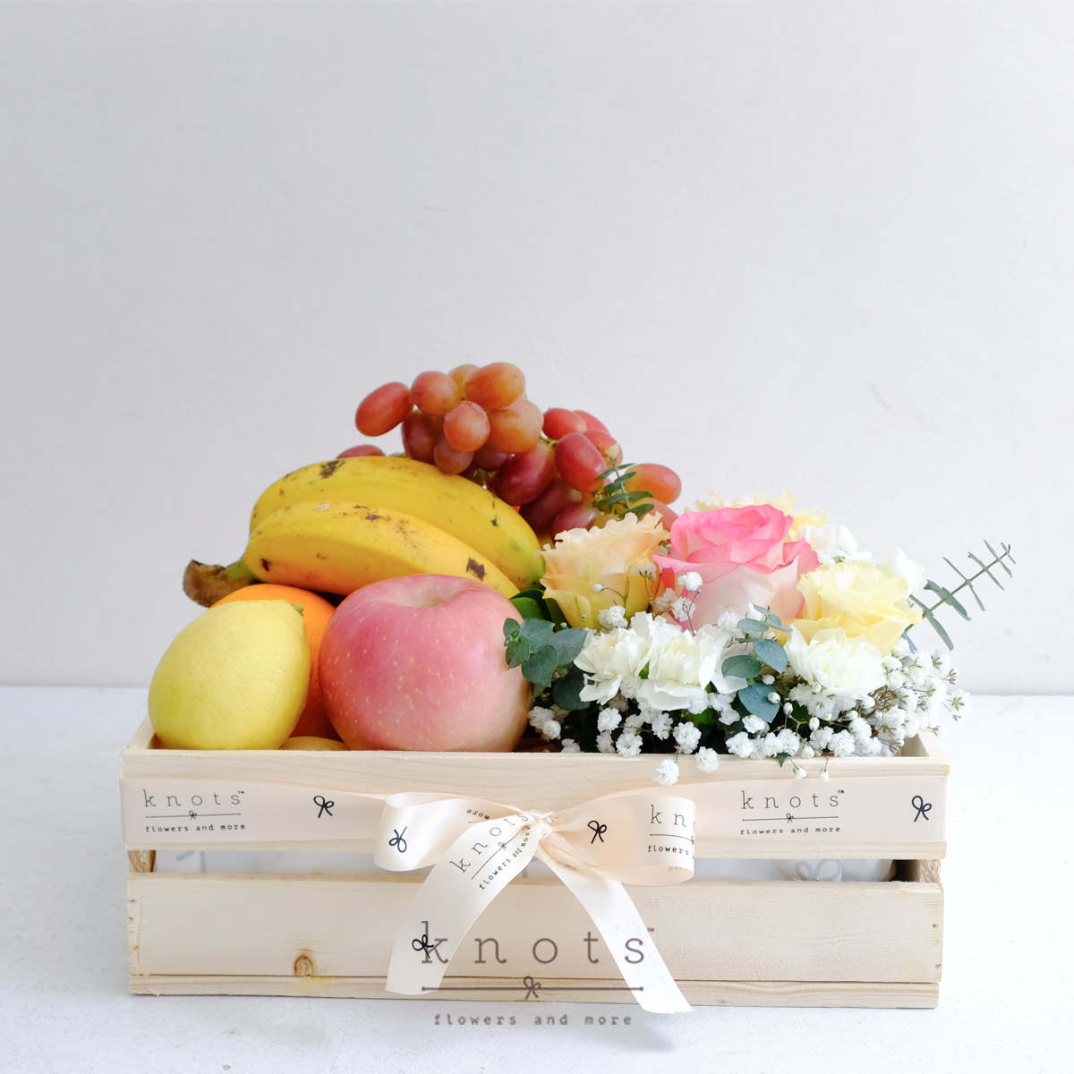 Healthy Choice (Fruits and Flowers Hamper)