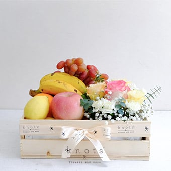 Healthy Choice (Fruits and Flowers Hamper)