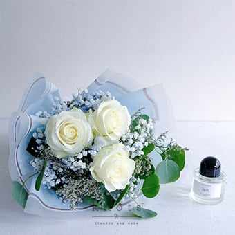 Blue Skies, Warm Woods (White Ecuadorian Bouquet with Perfume)