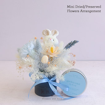 Hopping Charmer (Dried and Preserved Flower Arrangement with Candle)