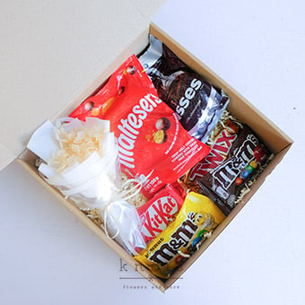 Sweetness Overload (Chocolate & Flower Gift Box)
