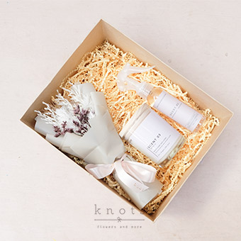 Santal (Mini Flower Bouquet & Candle)