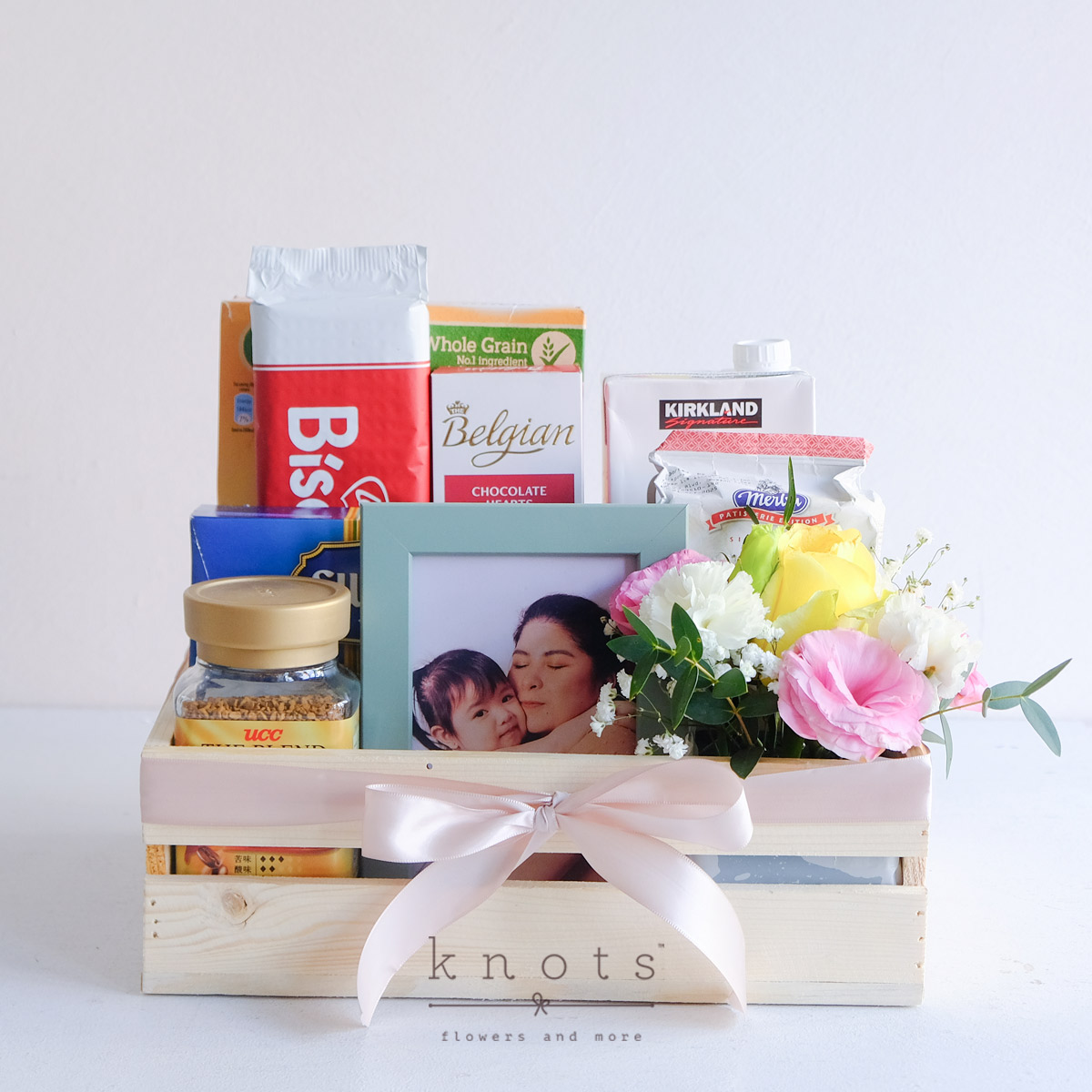 Special Moments (Gifts and Flower Hamper)