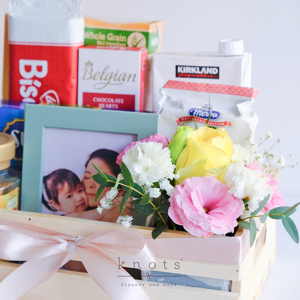 GH2520-Special-Moments-Gifts-and-Flower-HamperB_1200