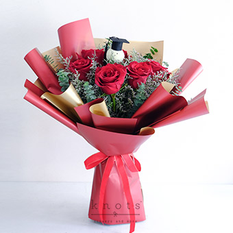 Scarlet Dreams (6 Red Ecuadorian Roses Graduation Bouquet)