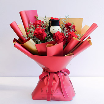 Scarlet Dreams (6 Red Ecuadorian Roses Graduation Bouquet)