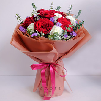 The One That I Love (6 Red Ecuadorian Roses Bouquet)
