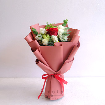 Sweet Peck (Red Ecuadorian Rose Bouquet)