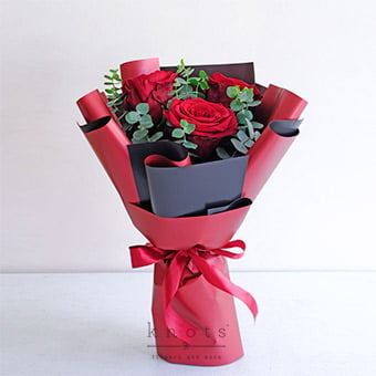 Precious Stare (3 Red Ecuadorian Roses Bouquet)