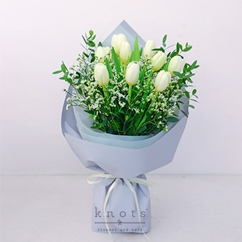 Lively Waltz (10 White Tulips Bouquet)