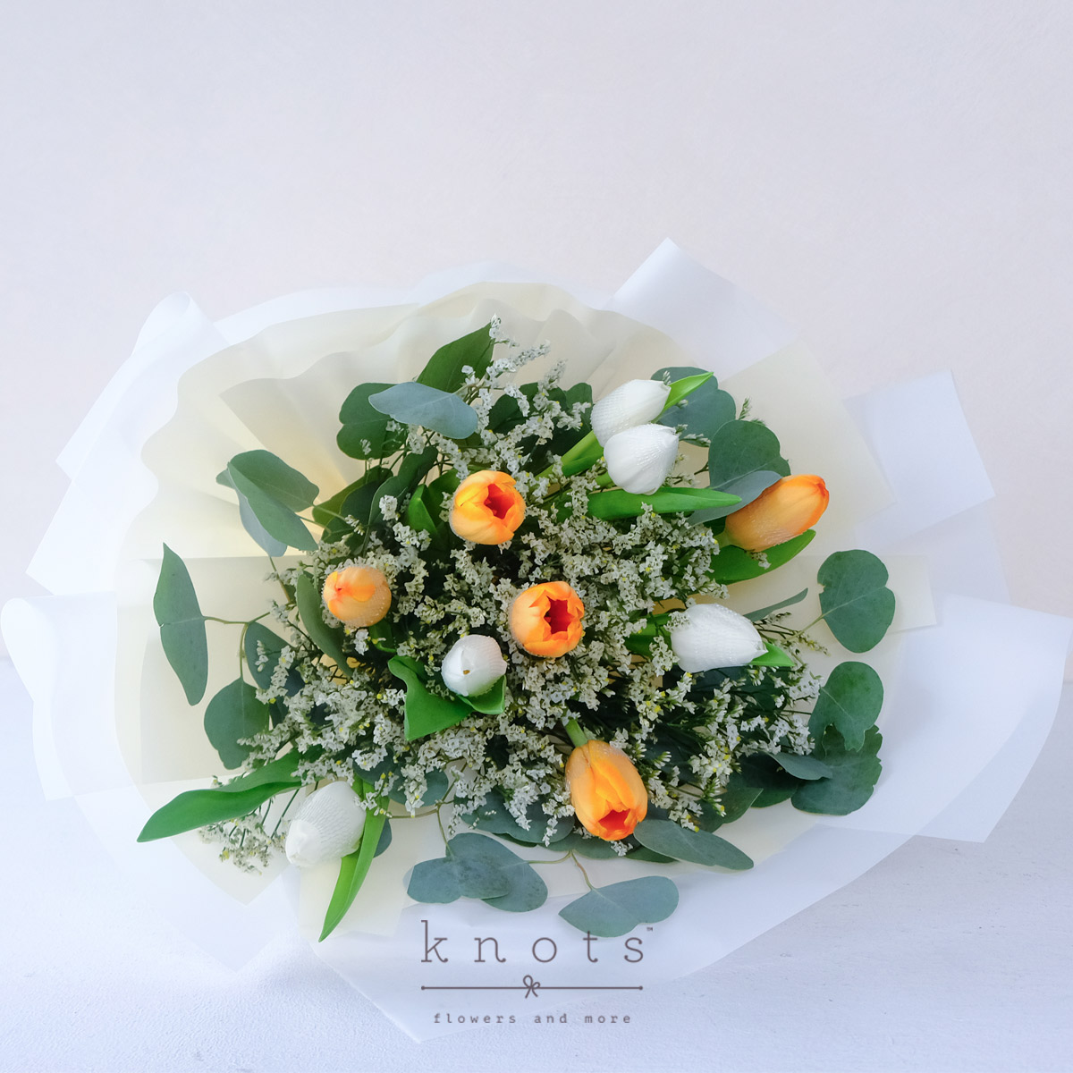 BQ21100-Sizzling-Love-10-White-&-Orange-Tulips-BouquetA_1200