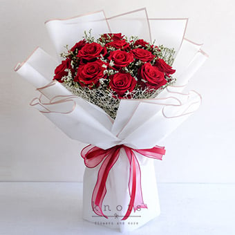 Classic Touch (12 Red Ecuadorian Roses Bouquet)