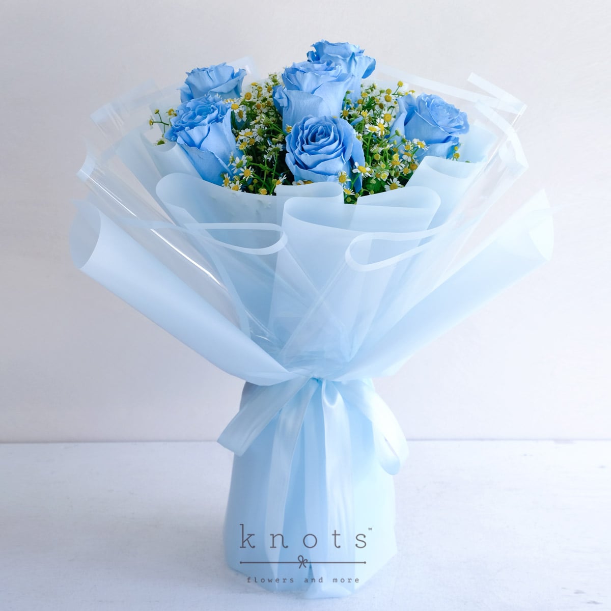 Milky  Heaven (6 Powder Blue Ecuadorian Roses)