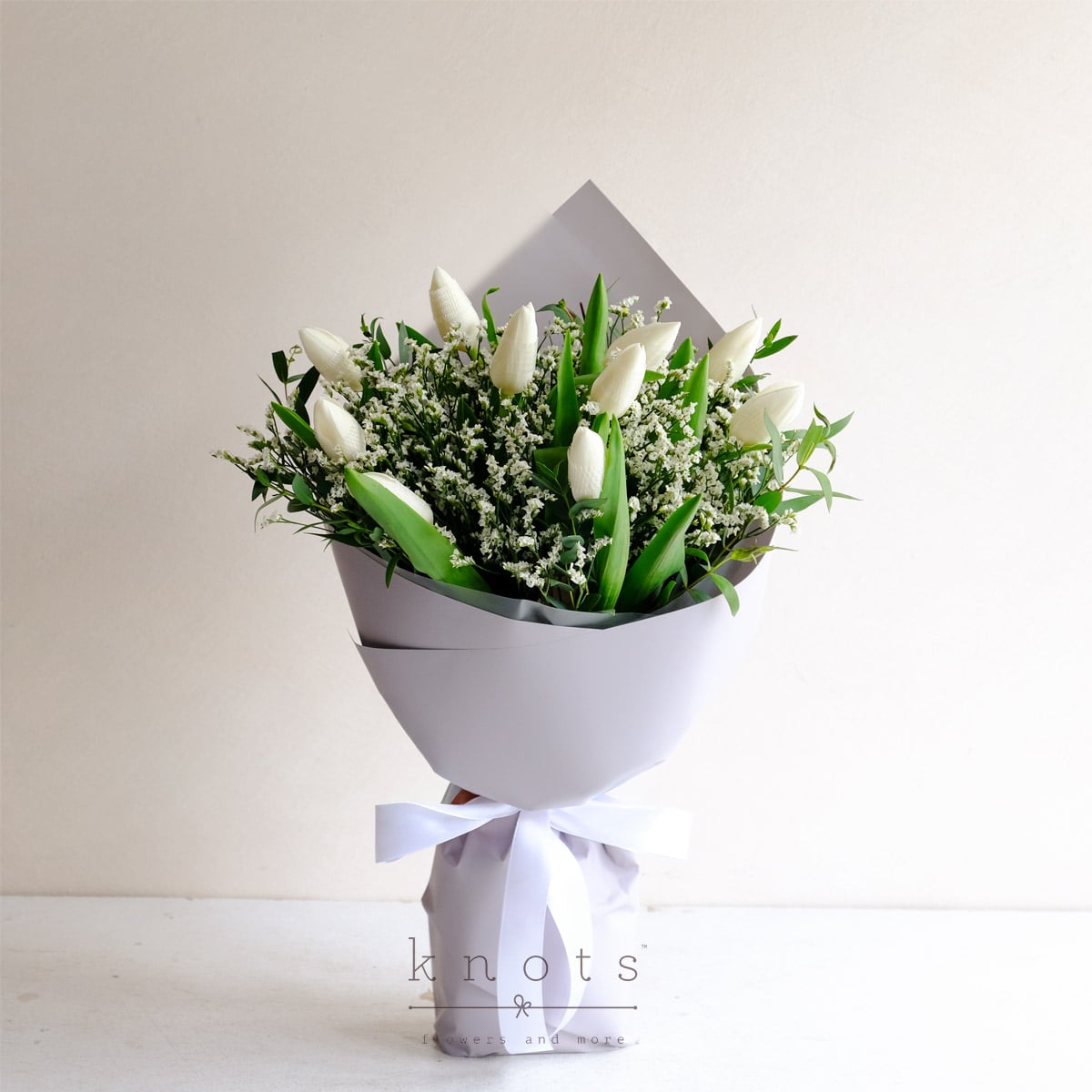 Lively Waltz (10 White Tulips Bouquet)