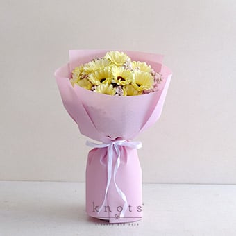 Daisy Drizzle (White Gerbera Bouquet)