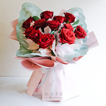 Scarlet Wings (12 Red Ecuadorin Roses) 