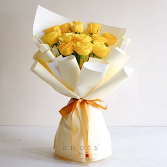 Sunny Kisses (12 Yellow Roses Bouquet)