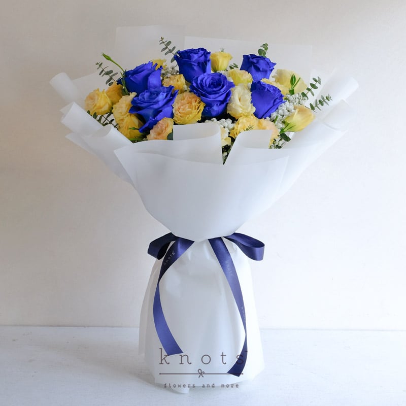 Midnight Moonbeam (Blue Ecuadorian Roses) | Knots.ph