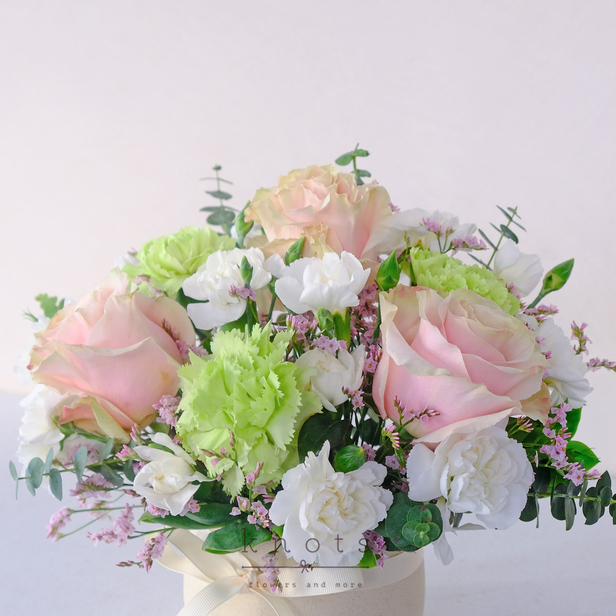 AR2536-Delicate-Moment-Pink-Ecuadorian-Roses-ArrangemenB_1200