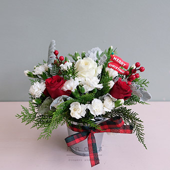 Jolly Christmas (Roses Holiday Arrangement) 