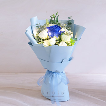 Twilight Glimmer (Blue Ecuadorian Rose w/ Fairy Lights Bouquet)