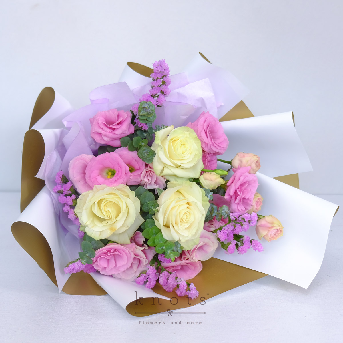 BQ2513-Cupids-Charm-3-White-Ecuadorian-Roses-BouquetA_1200