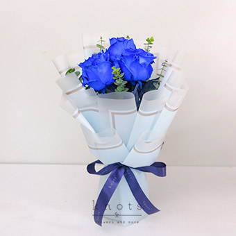 Only Love (3 Blue Ecuadorian Roses Bouquet) 