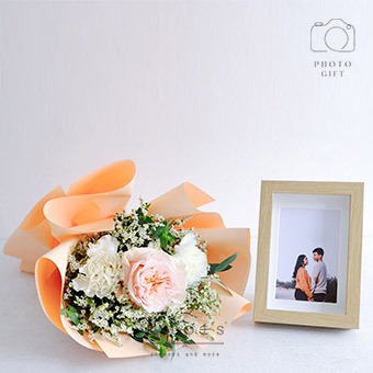 Floral Memory (Peach Ecuadorian Rose Bouquet with Photo Gift)