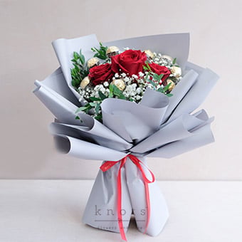 Love Bite (3 Red Ecuadorian Roses & 8 Ferrero Chocolates)