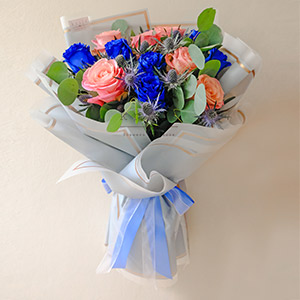 Perfect Bond (Blue And Pink Ecuadorian Roses Bouquet)