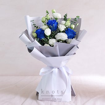 Incredibly Amazing (3 Blue Ecuadorian Roses Bouquet)