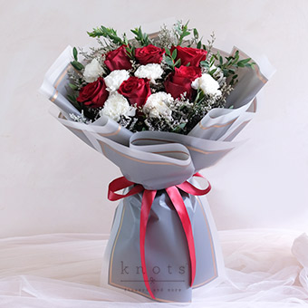 Blooming Love (6 Red Ecuadorian Roses Bouquet)