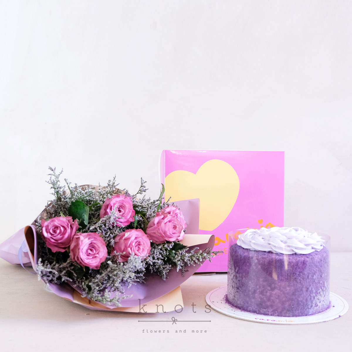  Softhearted Love (Roses bouquet with Cake)