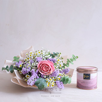 Tempting Sweetheart (Pink Ecuadorian Roses & Cookies)