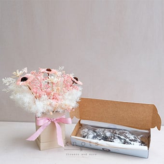 Sweet Paradise (Dried Flowers and Cookies)