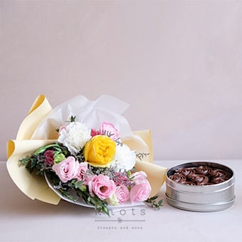 Sweet to Remember (Roses Bouquet and Cupcake)