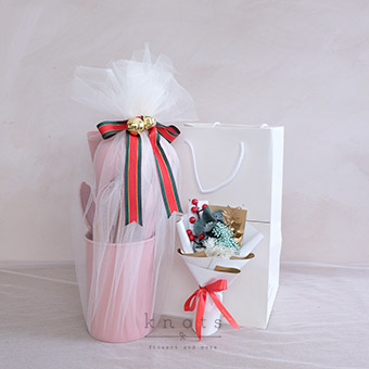 Santa’s Menu (Mini Dried Bouquet & Gift)